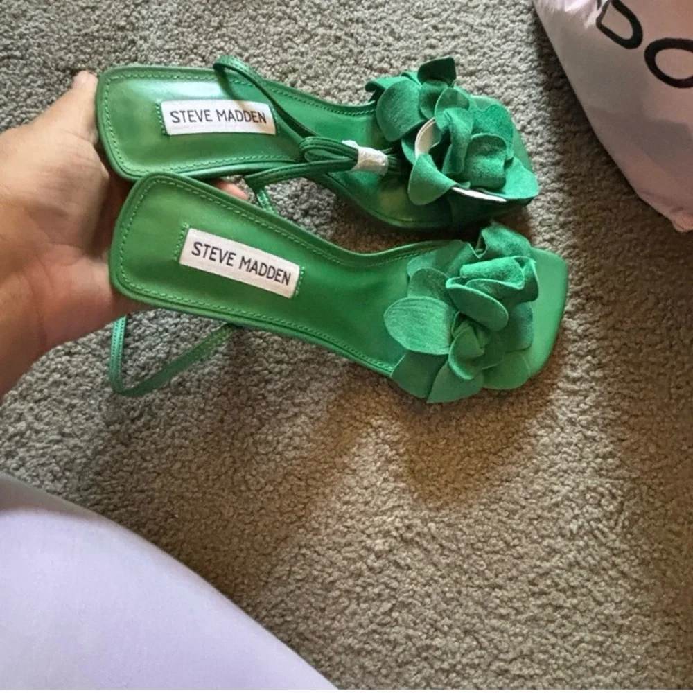 Steve Madden Vibrant Green Floral Heels - Picture 2 of 3